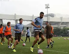 从战术微调细节曝光到清晨拉齐奥备战德国杯，今夜巴黎圣日耳曼备战欧超杯