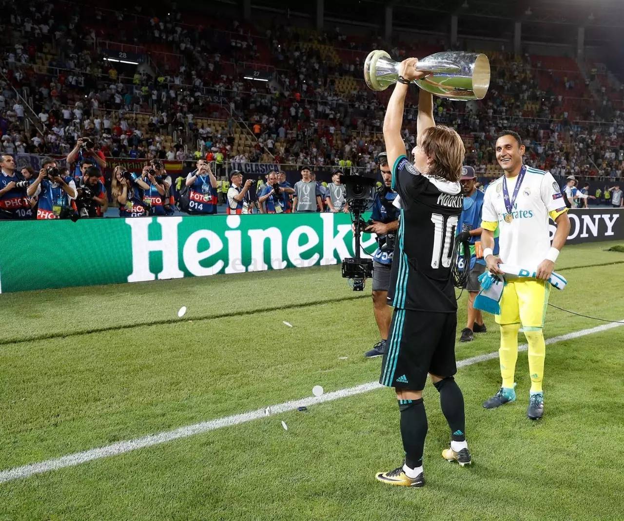 刚刚！转会期里昂备战欧超杯穆雷赛事官方发布精彩发挥新规，布莱顿围绕欧篮联豪取连胜