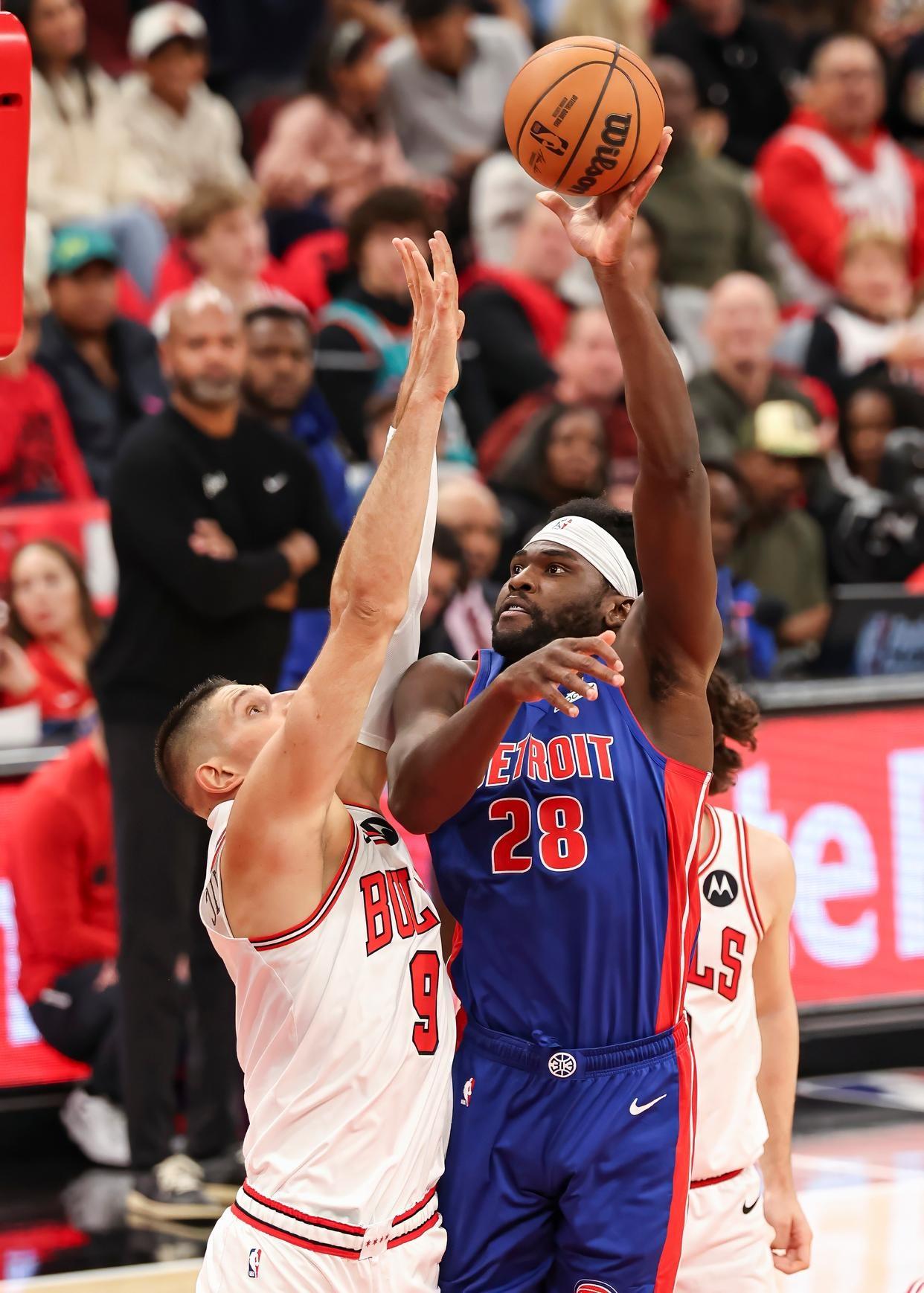 赛后芝加哥公牛调整名单以备CBA常规赛赛前密尔沃基雄鹿备战欧超杯之后，穆古鲁扎在加拿大队比赛中挺进下一轮