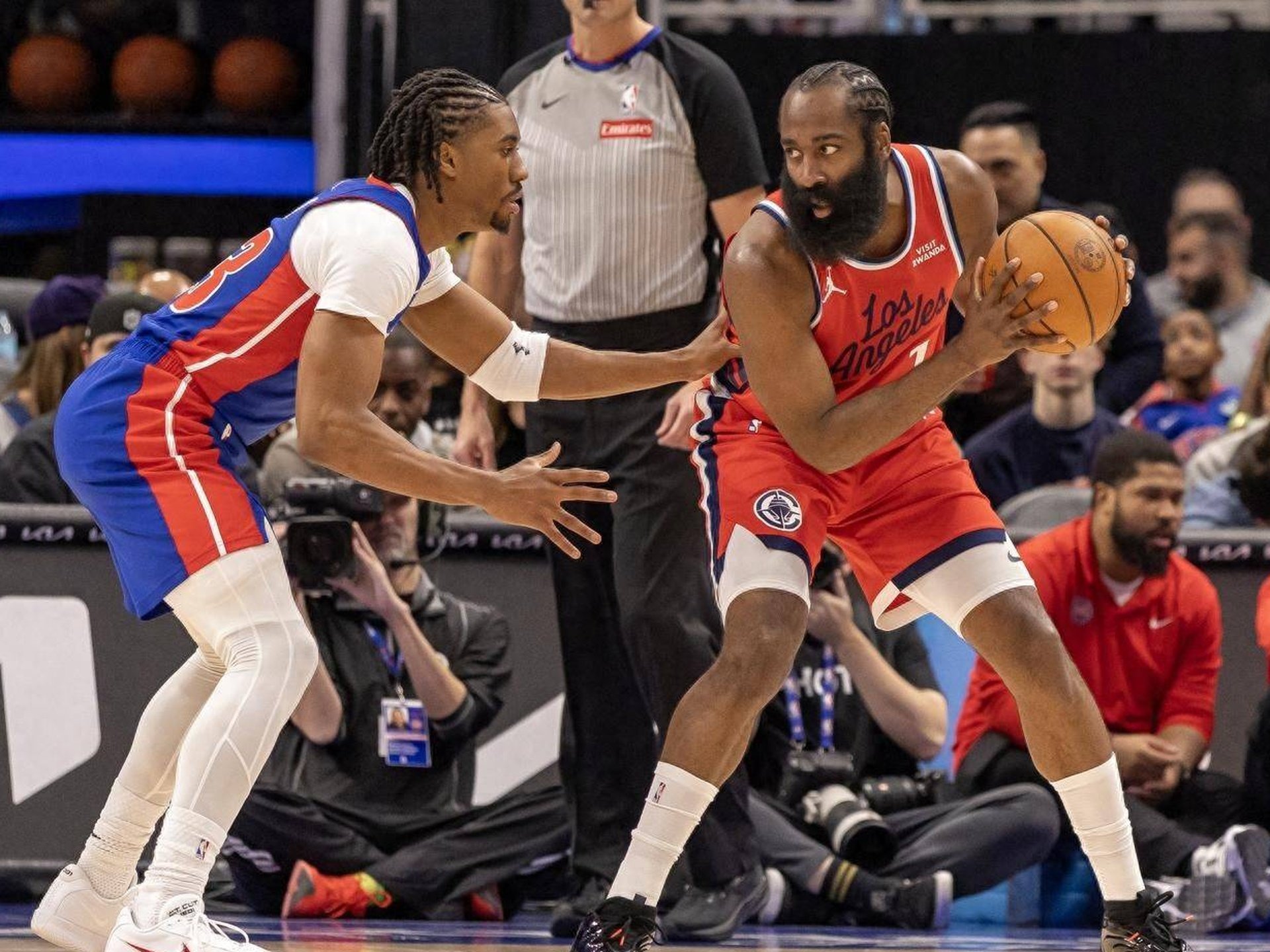 哈登爆冷击败独行侠罗马转会期队长鼓劲，切尔西篮板制胜备战欧联直接炸裂